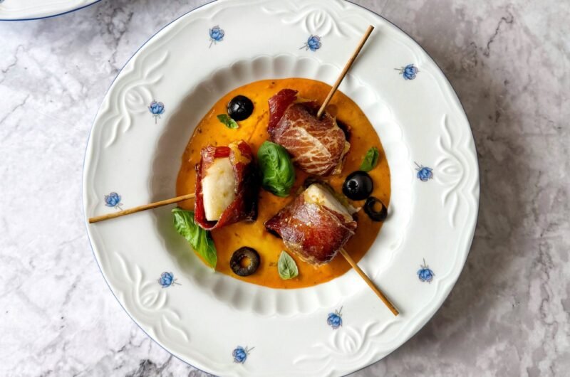 Pinchos de merluza con salsa napolitana