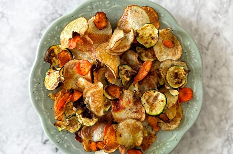 Snack crujiente de patata, zanahoria y calabacín