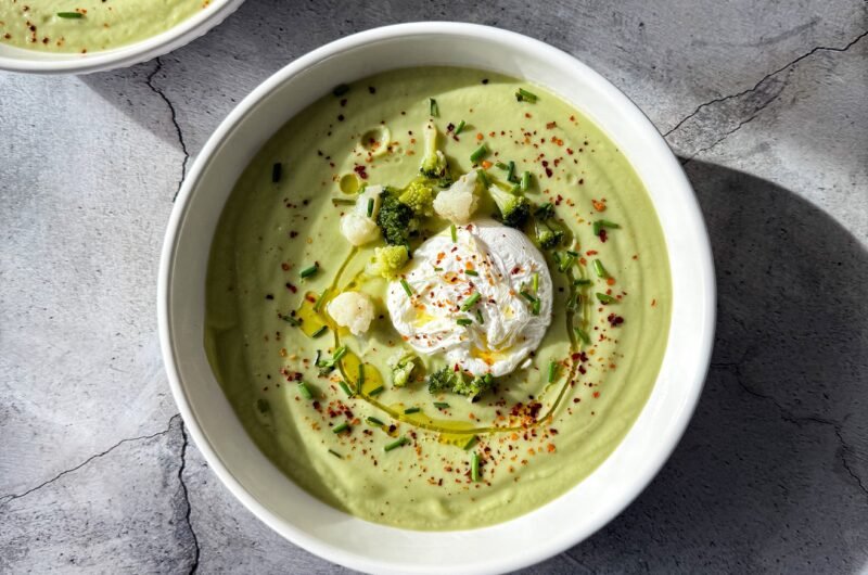 Crema de floretes con huevo poché