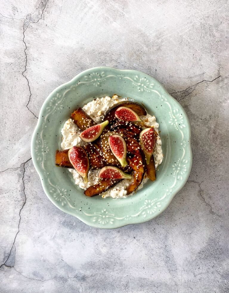 BERENJENAS GLASEADAS CON COTTAGGE E HIGOS